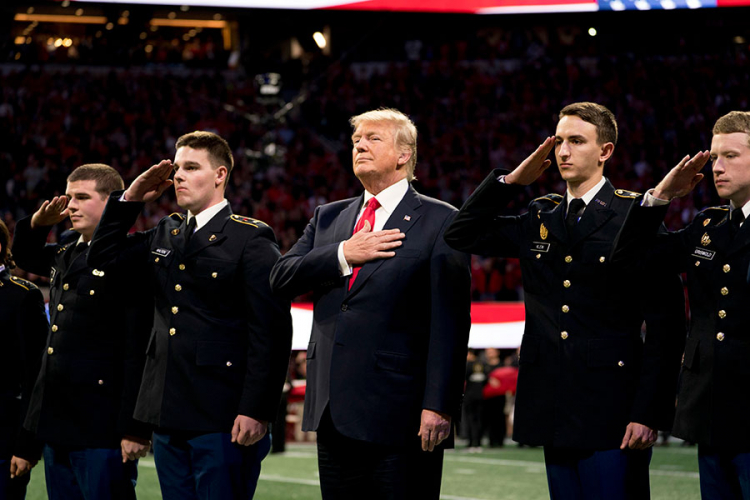 Da li Tramp zna riječi američke himne?