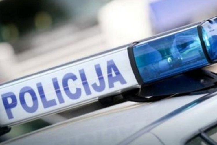 Jedna osoba poginula, jedna teško povrijeđena u sudaru tri vozila