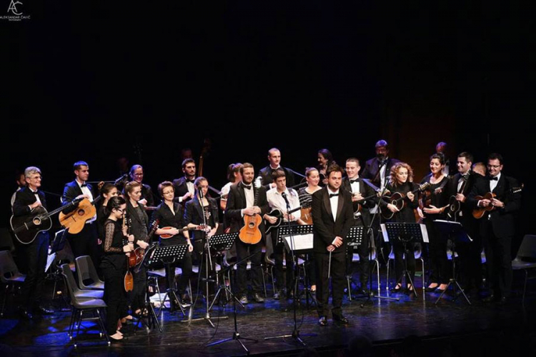 Uz zvuke tambure i operska muzika