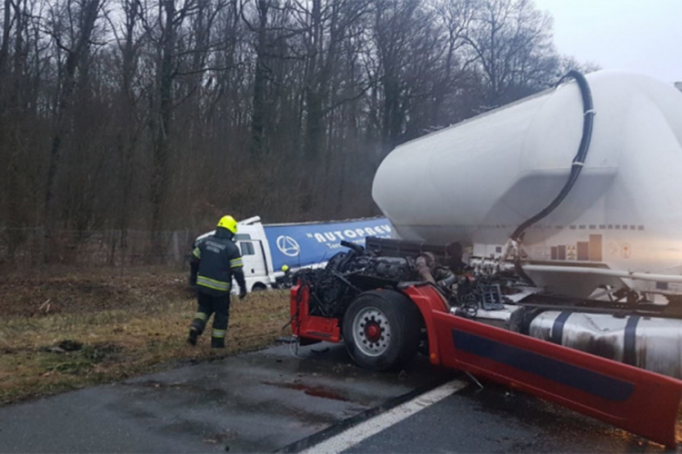 U Hrvatskoj težak sudar cisterne i šlepera iz BiH