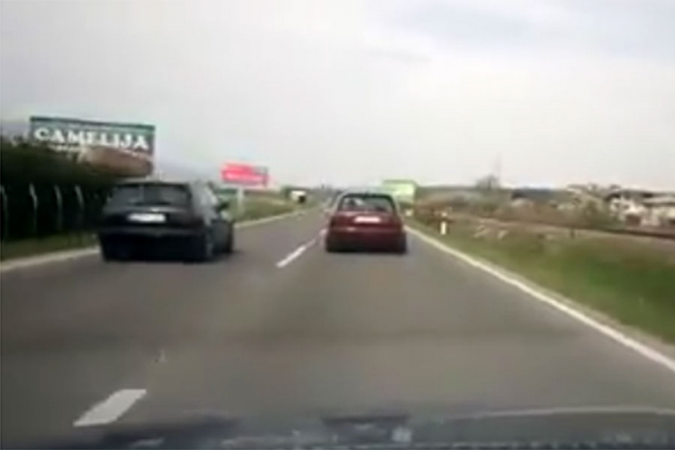 Trka automobila i izlijetanje sa puta na ulazu u Bihać