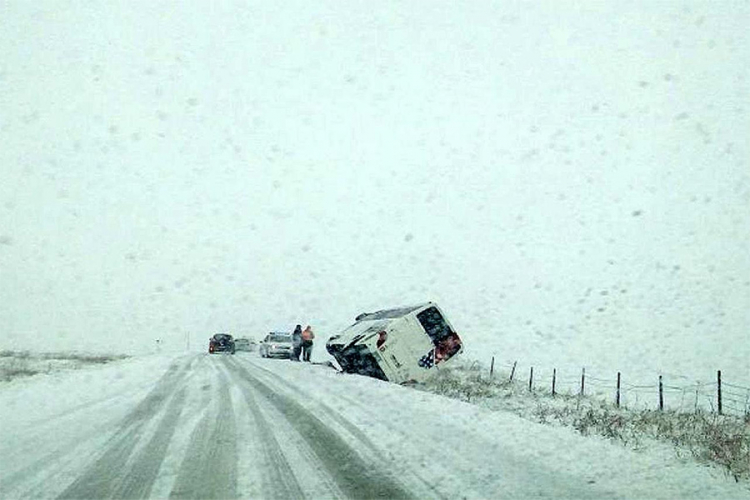 Autobus sletio u jarak, putnici kilometrima pješačili