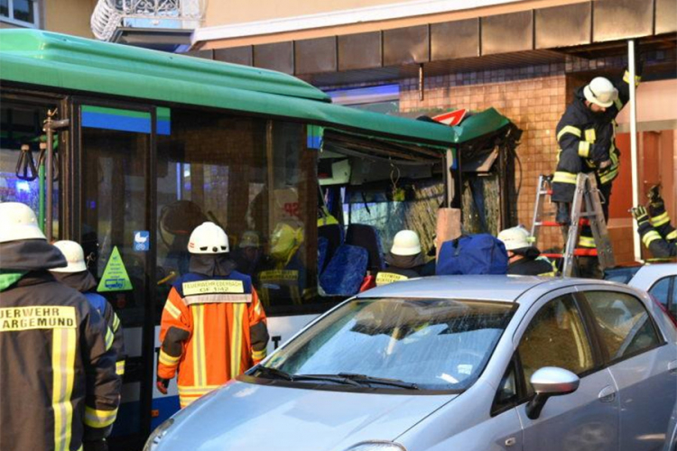 Školski autobus se zabio u zgradu, 20 povrijeđenih