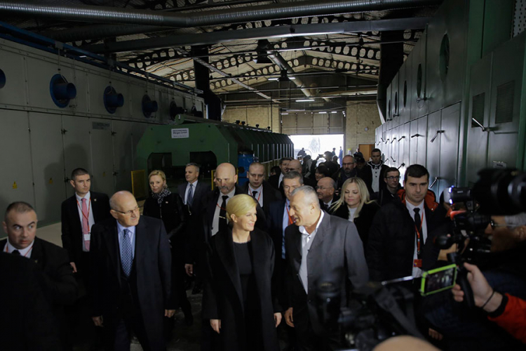 Grabar-Kitarović posjetila fabriku i bolnicu u Novoj Biloj
