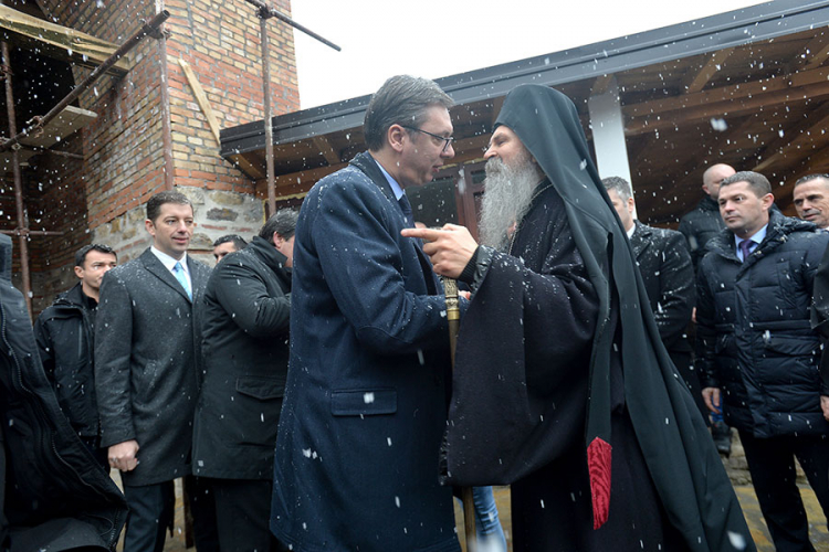 Vučić stigao u Banjsku, dočekao ga veliki broj građana