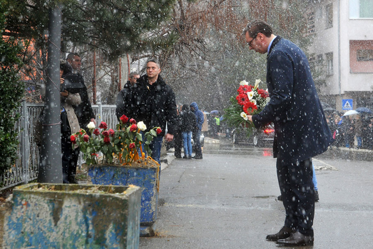 Vučić položio vijenac na mjestu ubistva Olivera Ivanovića