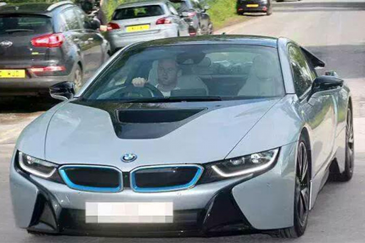 Runi ostao bez dozvole, prodaje svoj BMWi8