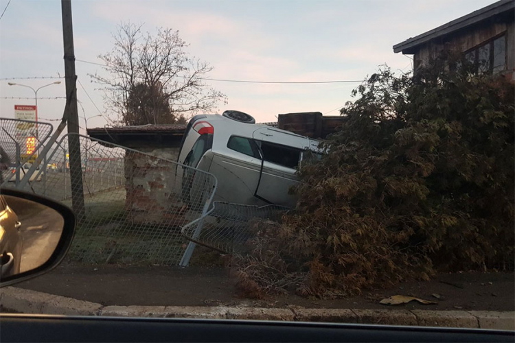 Zabio se autom u ogradu kasarne "Kozara" u Banjaluci