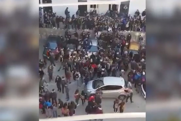 Tuča učenica pred Policijskom upravom šokirala Split, desetine vršnjaka navijalo i snimalo