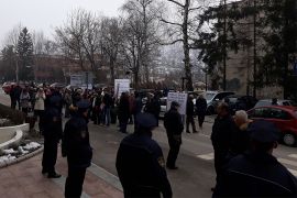 Prevareni kupci stanova jajima gađali gradsku upravu