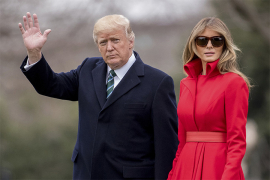 Melanija opet odgurnula Trampa pred kamerama