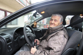 Baka uživa u automobilima, radila kao automehaničar, aktivno vozi i ...