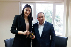 Igor Crnadak uručio diplomatski pasoš Tijani Bošković