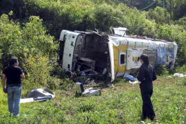Survao se autobus niz liticu u Peruu, najmanje 25 mrtvih