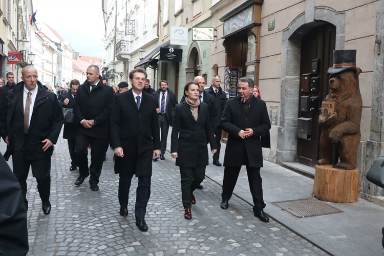 Brnabićeva i Cerar prošetali Ljubljanom i popili kafu