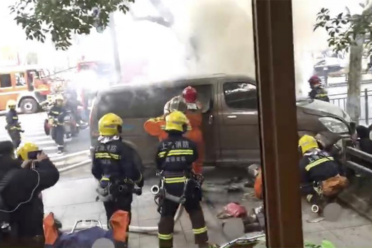 Kombi sa plinskim bocama uletio među pješake
