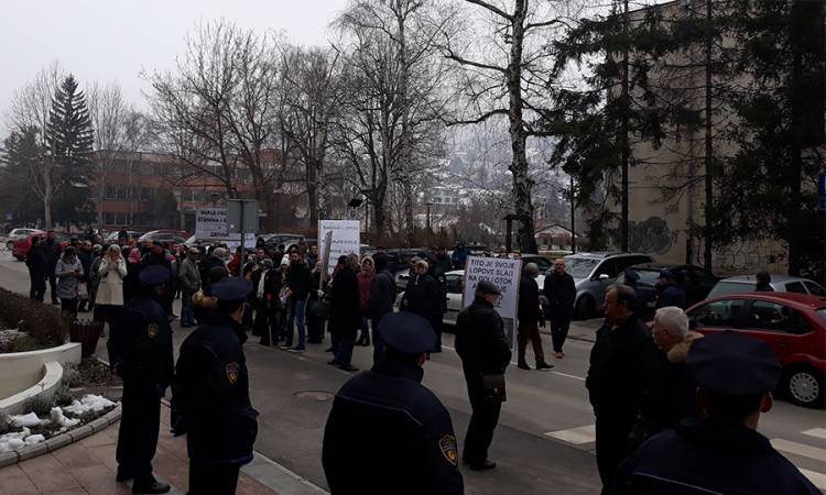 Prevareni kupci stanova jajima gađali gradsku upravu