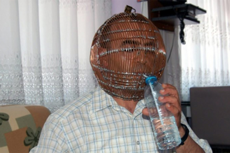 Stavio sebi kavez na glavu, a ključ ima samo njegova žena