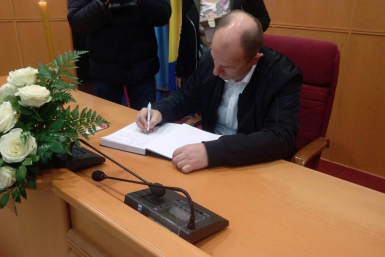 U Trebinju otvorena knjiga žalosti povodom smrti  Nebojše Glogovca