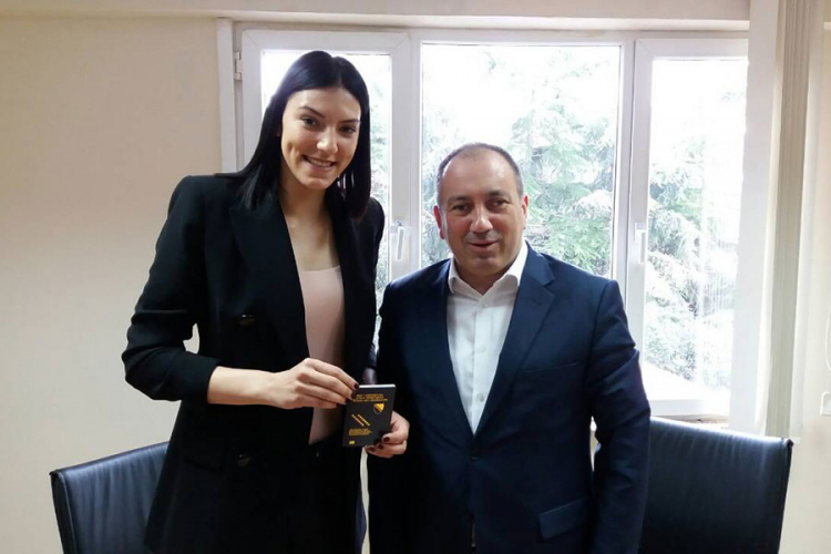 Igor Crnadak uručio diplomatski pasoš Tijani Bošković