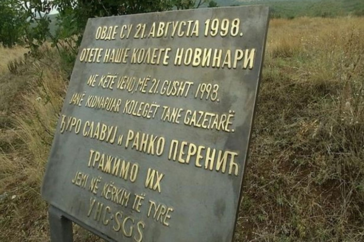 Ponovo srušena spomen ploča otetim srpskim novinarima na KiM