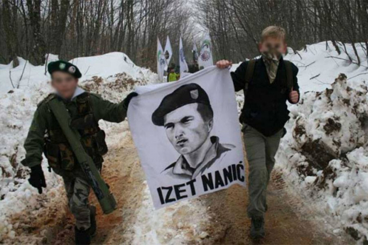 Djeca u maršu sa zoljama i u uniformama