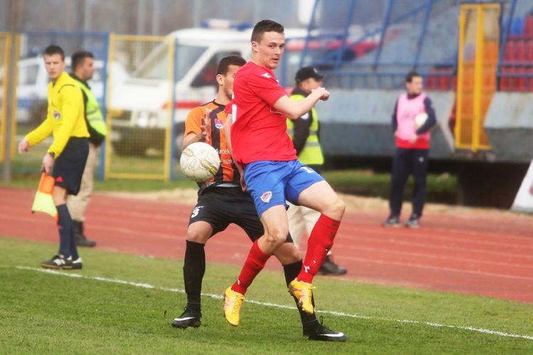 Borac dugove plaća na rate