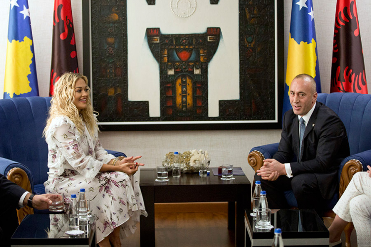 Rita Ora sutra pjeva u Prištini, Srbi razočarani