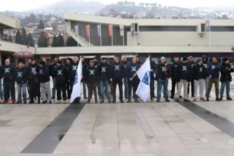 Mladi izviđači KS se postrojavali uz ratnu zastavu 105. motorizovane brigade Armije BiH
