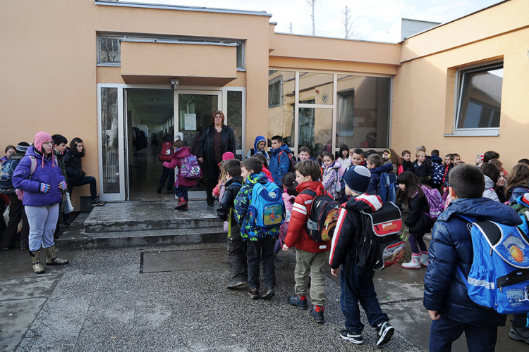 Apel roditeljima da djecu upišu u obližnje škole