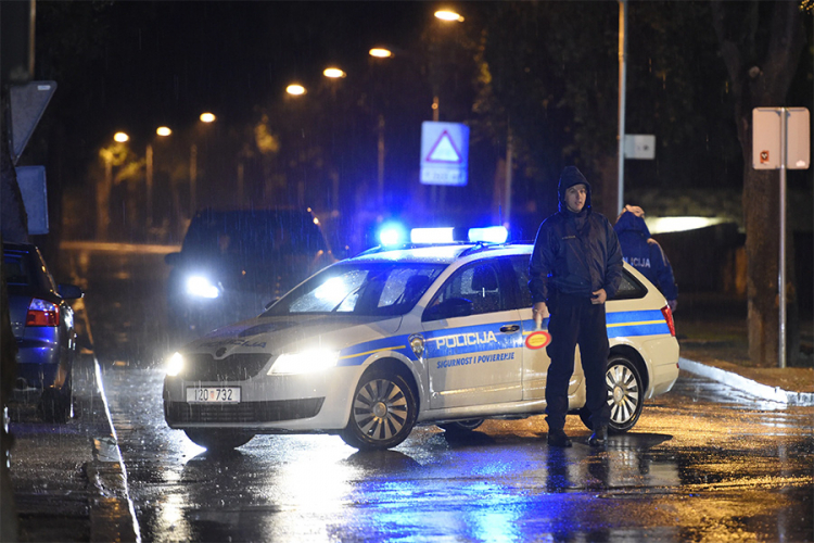 Voz potpuno smrskao auto, poginuo mladi par