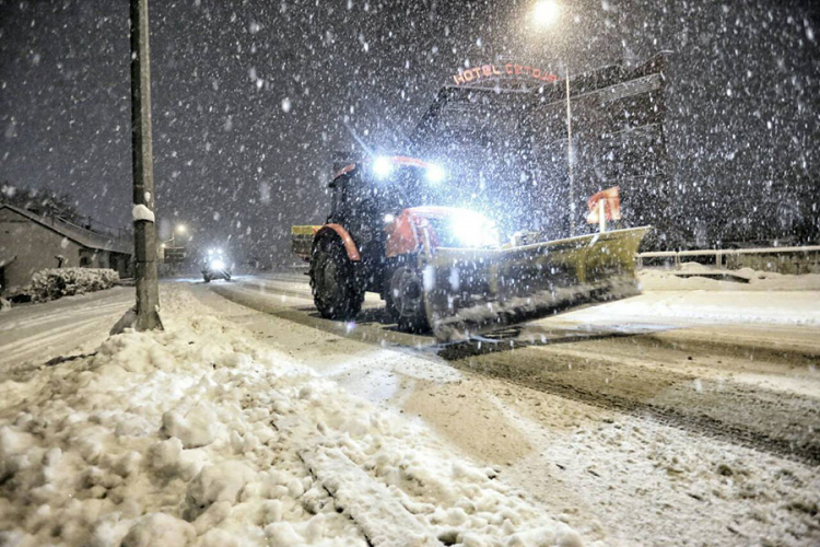 Snježne padavine otežavaju saobraćaj, ekipe zimskih službi na terenu