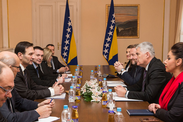 Čović i Izetbegović sa Kovačem: Otvorena pitanja rješavati dijalogom