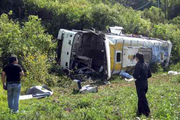 Survao se autobus niz liticu u Peruu, najmanje 25 mrtvih