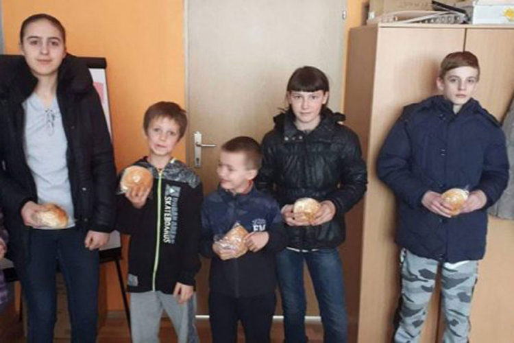 Svi siromašni učenici u Sanskom Mostu dobili užinu