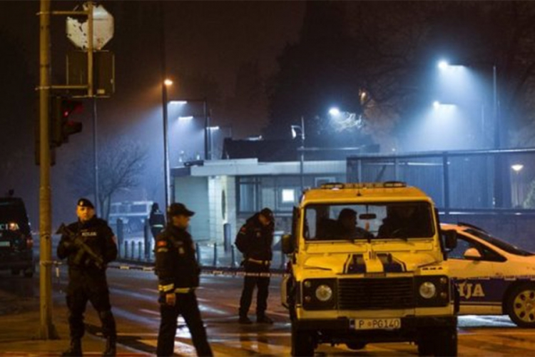 Bačena bomba na ambasadu SAD u CG, napadač se ubio
