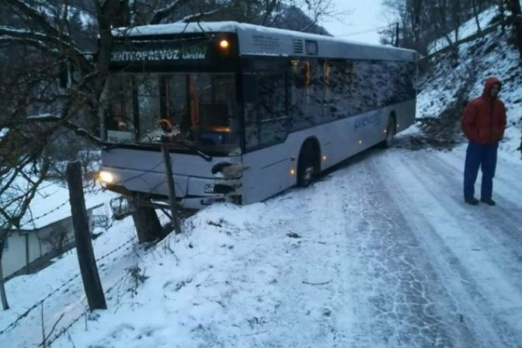 Autobus sa radnicima izletio s puta, drugi se okrenuo na cesti