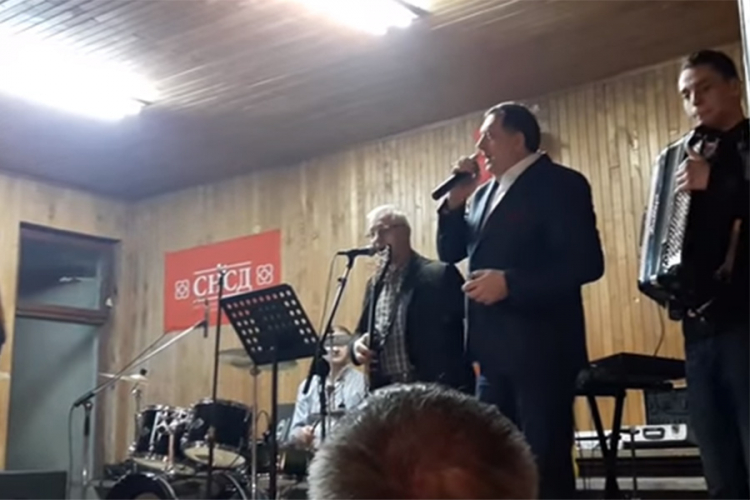 Kad Dodik zapjeva "Pukni zoro"