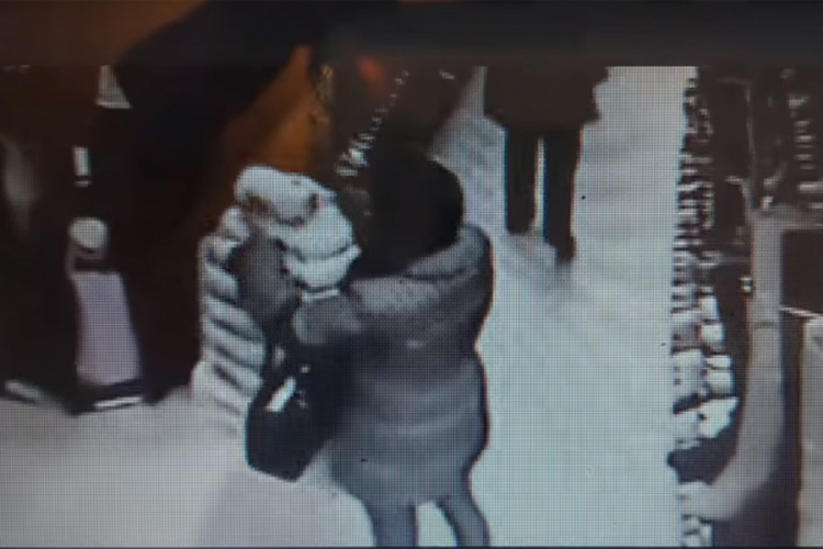Policajka optužena da je ukrala bundu na pijaci