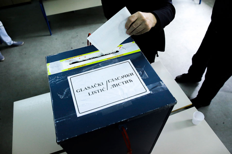 Zahvaljujući kompenzacionim listama svaki četvrti poslanik bez povjerenja građana