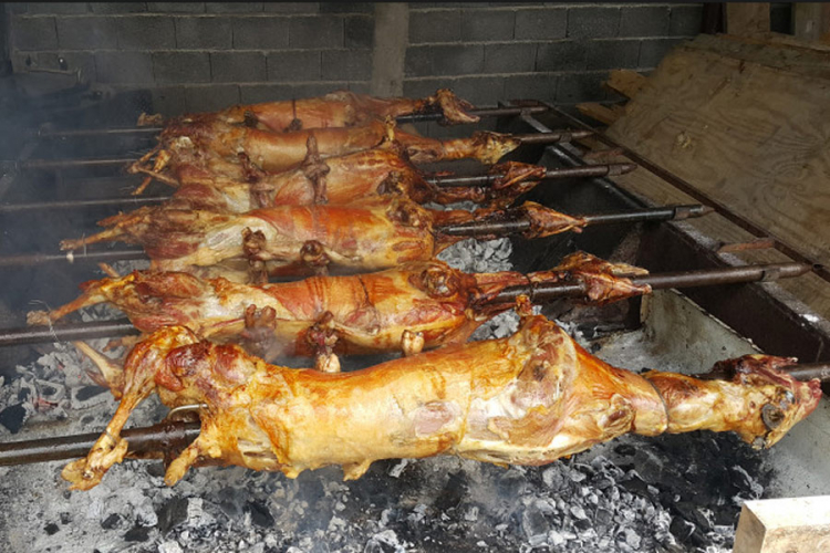 Konobara udario autom zbog 150 grama jagnjetine viška