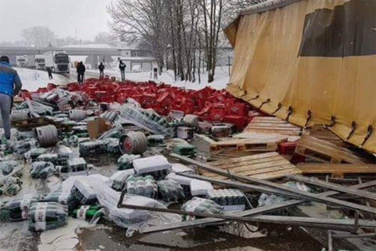 Kamion prosuo pivo po putu kod Prnjavora