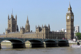 Panika zbog sumnjivog paketa u britanskom Parlamentu, dvoje prebačeno ...