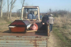 Pijanog popa do groblja vozili u prikolici pored mrtvaca jer nije mogao ...