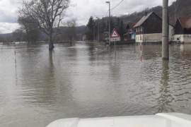 Karlovcu u pomoć stigla vojska, poplavljene kuće u Lici