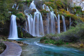 Turistkinja poginula pri padu s visine na Plitvičkim jezerima