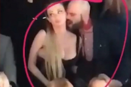 Ruska pjevačica snimljena kako zadovoljava voditelja