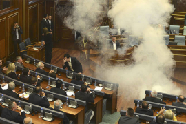 Bačen suzavac u Skupštini Kosova