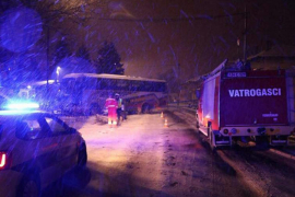 U sudaru autobusa i škode poginula djevojka, vatrogasci pola sata ...