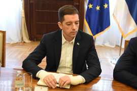Ðurić sa zavojem na rukama na sastanku sa Vučićem